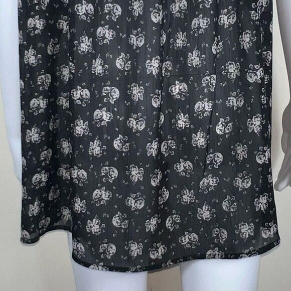 Torrid Square Neck Tulip Sleeve Black and White Ditzy Floral Print - Picture 10 of 13